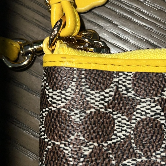NWOT Coach wristlet - Picture 4 of 6